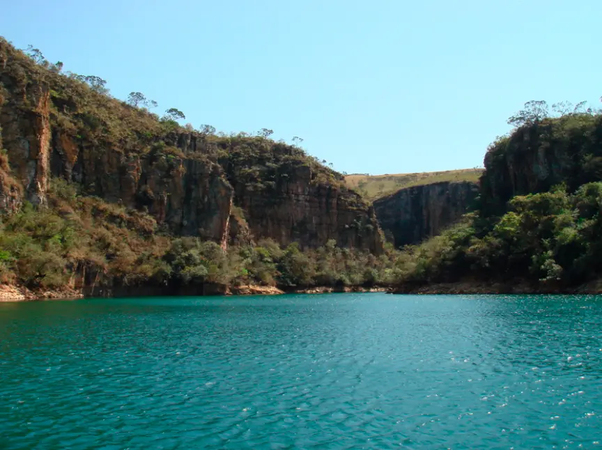 Água verde-esmeralda entre paredões de pedra