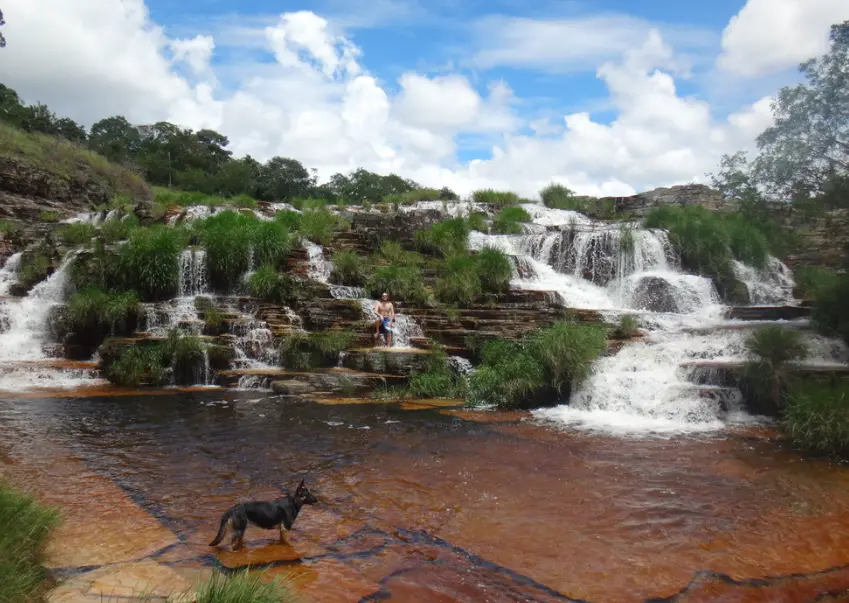 Cachoeira com poço de água rasa na região de Furnas