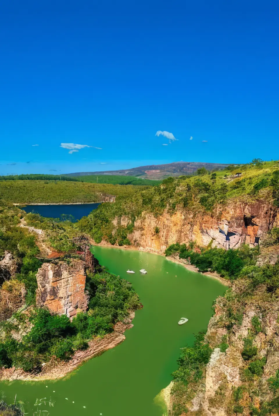 Cânions de Furnas com a água verde da represa vistos do alto