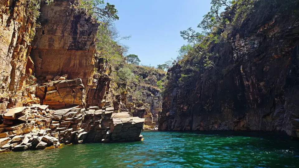 Paredões dos cânions de Furnas com a água verde da represa